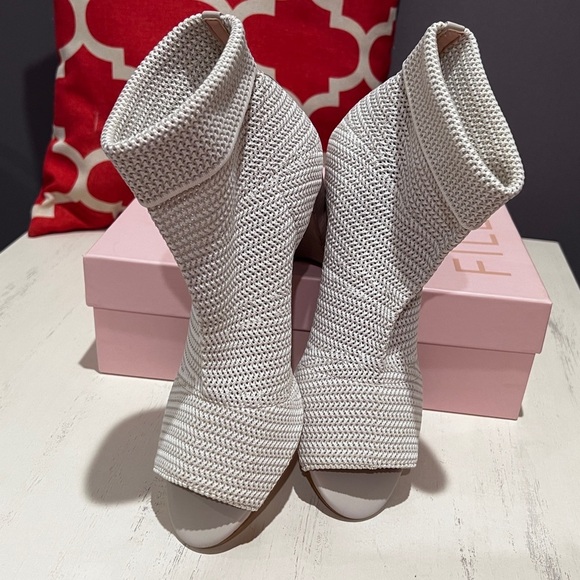 NWOT - Avec Les Filles White Heeled Peep Toe Boots - Picture 3 of 8